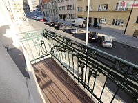 Krásný slunný prostorný byt 2+1 v prvním patře s balkonem v cihlovém domě na Vinohradech - 20