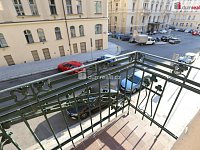 Krásný slunný prostorný byt 2+1 v prvním patře s balkonem v cihlovém domě na Vinohradech - 21