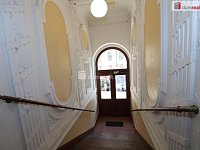 Krásný slunný prostorný byt 2+1 v prvním patře s balkonem v cihlovém domě na Vinohradech - 25
