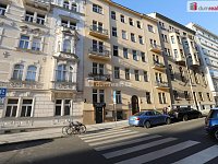 Krásný slunný prostorný byt 2+1 v prvním patře s balkonem v cihlovém domě na Vinohradech - 27