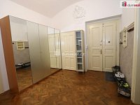 Krásný slunný prostorný byt 2+1 v prvním patře s balkonem v cihlovém domě na Vinohradech - 9