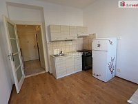 Pěkný útulný byt 2+kk ve druhém patře cihlového domu se zahradou - 8