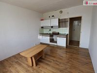 Útulná slunná garsonka (1+kk) ve třetím patře panelového domu s výtahem v Tachově
