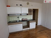 Útulná slunná garsonka (1+kk) ve třetím patře panelového domu s výtahem v Tachově - 4