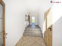 Pronájem rodinného domu 5+1 se zahradou, garáží a bazénem  - 11