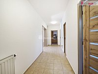 Pronájem rodinného domu 5+1 se zahradou, garáží a bazénem  - 12