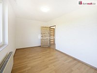 Pronájem rodinného domu 5+1 se zahradou, garáží a bazénem  - 17