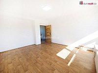 Pronájem rodinného domu 5+1 se zahradou, garáží a bazénem  - 19