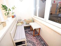 Krásný prostorný slunný byt 3+1 ve čtvrtém patře panelového domu s výtahem - 17