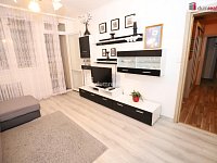 Krásný prostorný slunný byt 3+1 ve čtvrtém patře panelového domu s výtahem - 7