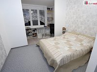 Krásný prostorný slunný byt 3+1 ve čtvrtém patře panelového domu s výtahem - 9