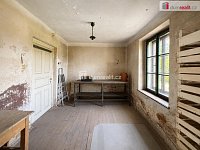 Prostorný rodinný dům 4+1 v Hostovicích, velká zahrada, garáž a výhled na Ústí nad Labem - 18