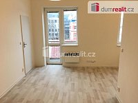 Pronájem bytu 1+kk 29 m2 P5 Smíchov nezařízený balkon - 4