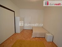 Pronájem pokoje 20 m2 P2 Vinohrady zařízený po rekonstrukci šatna - 5