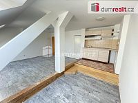 Pronájem bytu 1+kk 32 m2 P5 Smíchov nezařízený po rekonstrukci cihla podkroví