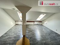Pronájem bytu 1+kk 32 m2 P5 Smíchov nezařízený po rekonstrukci cihla podkroví - 3