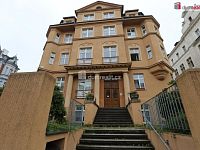 Prostorný slunný byt 4+1 ve třetím patře secesní cihlové budovy v centru Karlových Varů