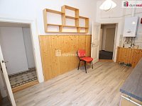 Prostorný slunný byt 4+1 ve třetím patře secesní cihlové budovy v centru Karlových Varů - 14