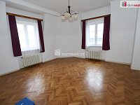 Prostorný slunný byt 4+1 ve třetím patře secesní cihlové budovy v centru Karlových Varů - 2