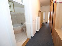 Prostorný slunný byt 4+1 ve třetím patře secesní cihlové budovy v centru Karlových Varů - 21