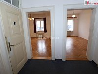 Prostorný slunný byt 4+1 ve třetím patře secesní cihlové budovy v centru Karlových Varů - 22