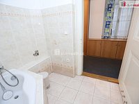 Prostorný slunný byt 4+1 ve třetím patře secesní cihlové budovy v centru Karlových Varů - 26