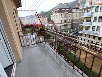 Prostorný slunný byt 4+1 ve třetím patře secesní cihlové budovy v centru Karlových Varů - 29