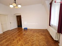 Prostorný slunný byt 4+1 ve třetím patře secesní cihlové budovy v centru Karlových Varů - 3