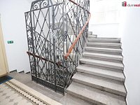 Prostorný slunný byt 4+1 ve třetím patře secesní cihlové budovy v centru Karlových Varů - 30