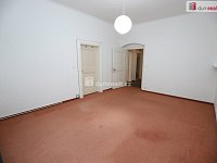 Prostorný slunný byt 4+1 ve třetím patře secesní cihlové budovy v centru Karlových Varů - 9