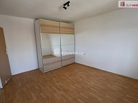 Udržovaný byt 2+1 ve druhém patře cihlové budovy v Ostrově