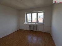Udržovaný byt 2+1 ve druhém patře cihlové budovy v Ostrově - 10