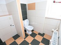 Udržovaný byt 2+1 ve druhém patře cihlové budovy v Ostrově - 12