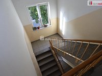 Udržovaný byt 2+1 ve druhém patře cihlové budovy v Ostrově - 15
