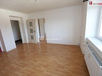Udržovaný byt 2+1 ve druhém patře cihlové budovy v Ostrově - 4