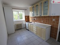 Udržovaný byt 2+1 ve druhém patře cihlové budovy v Ostrově - 6