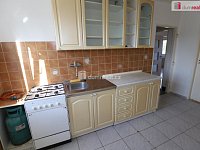 Udržovaný byt 2+1 ve druhém patře cihlové budovy v Ostrově - 7