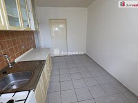 Udržovaný byt 2+1 ve druhém patře cihlové budovy v Ostrově - 8