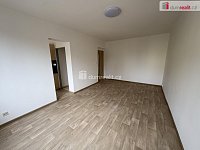 pronájem revitalizovaného bytu s balkónem, garáží a parkovacím místem před domem Milín - 10