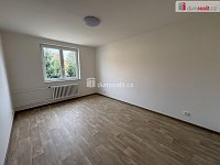 pronájem revitalizovaného bytu s balkónem, garáží a parkovacím místem před domem Milín - 4