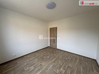 pronájem revitalizovaného bytu s balkónem, garáží a parkovacím místem před domem Milín - 7