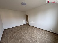 pronájem revitalizovaného bytu s balkónem, garáží a parkovacím místem před domem Milín - 8