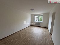 pronájem revitalizovaného bytu s balkónem, garáží a parkovacím místem před domem Milín - 9