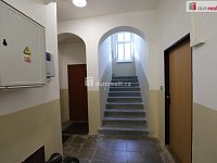 Krásný útulný byt 1+1 v přízemí cihlového domu s terasou - 13