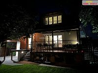 prodej RD v dispozici 6+3, 159 m2 + terasa 25 m2, ul. Hálkova, Řevnice - noční pohled dům