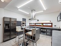 Prodej prostorného rodinného domu 432 m2, 7+kk s bazénem a zahradou, Praha – Královice - 14