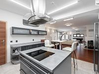 Prodej prostorného rodinného domu 432 m2, 7+kk s bazénem a zahradou, Praha – Královice - 15