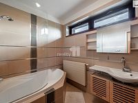 Prodej prostorného rodinného domu 432 m2, 7+kk s bazénem a zahradou, Praha – Královice - 23