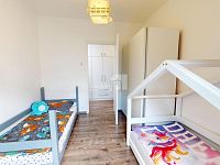 PRONÁJEM řadový rodinný dům 5+kk, 136m2, ulice Manželů Dostálových, Praha, Hostavice - 17