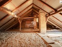 Velký obytný dům v centru Žebráku - 29